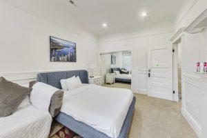 Spacious bedroom in the back of the flat with a view of the garden..