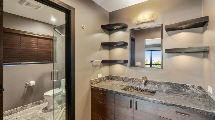 Master bedroom en suite bathroom