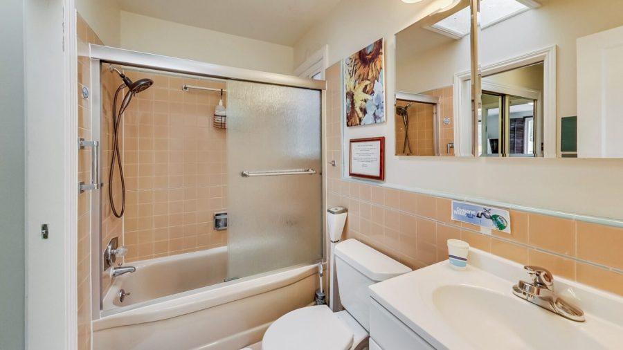 Master Suite "J" en suite bathroom.  You can simply keep the door to this bathroom from the hallway open to share the bathroom.