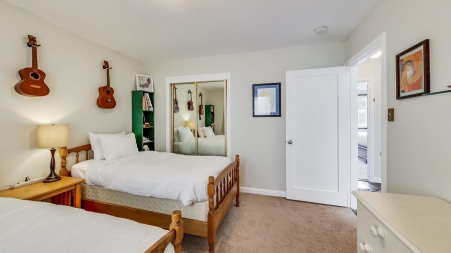 Room "S" with two twin beds...