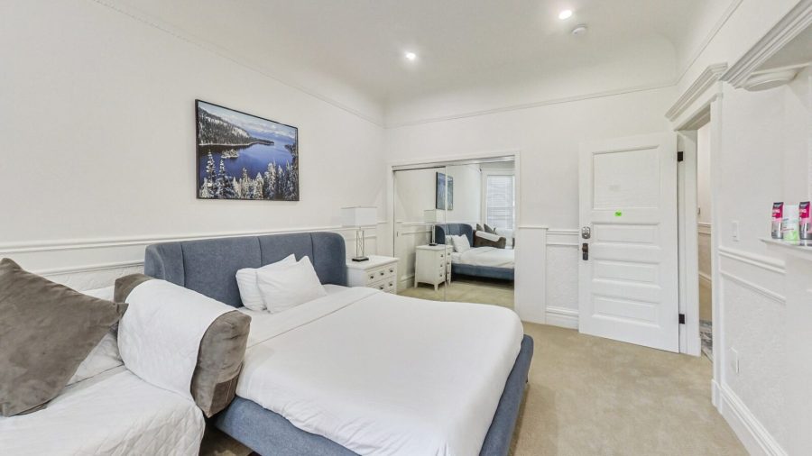 Spacious bedroom in the back of the flat with a view of the garden..