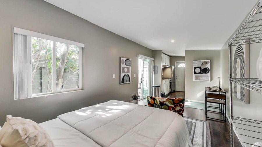 the 3rd bedroom is a separate cottage off the back with it's own bathroom and kitchenette