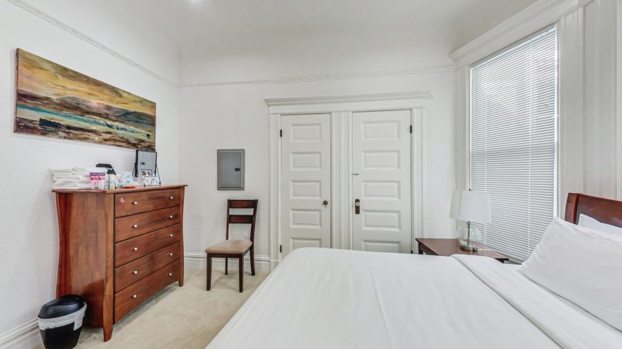 Spacious bedroom in the middle of the flat, very quiet.