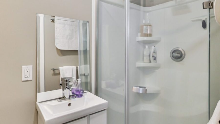 the 3rd bedroom is a separate cottage off the back with it's own bathroom and kitchenette