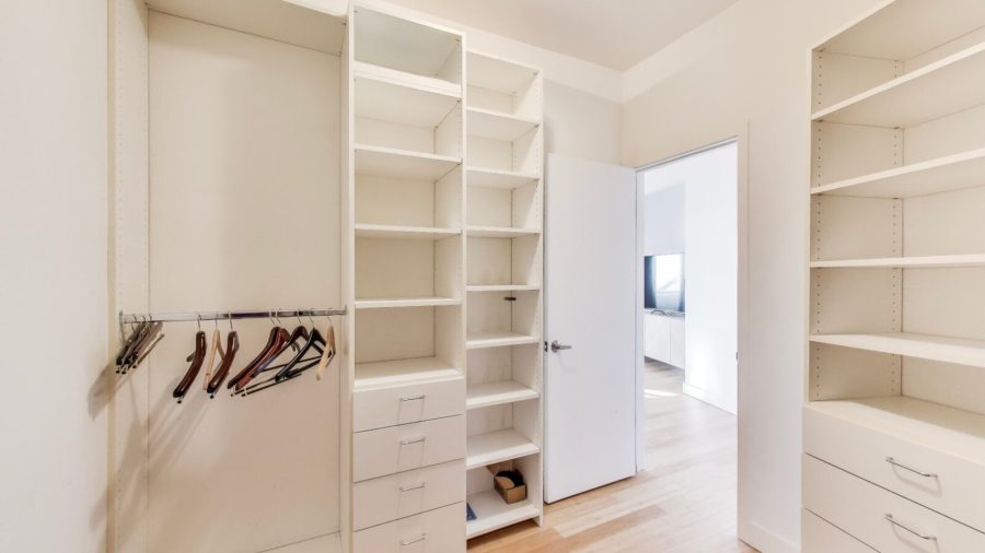 The master bedroom features a King size bed, Sofa, TV, en suite bathroom, large walk-in closet and private terrace with incredible views of the San Fransisco Bay