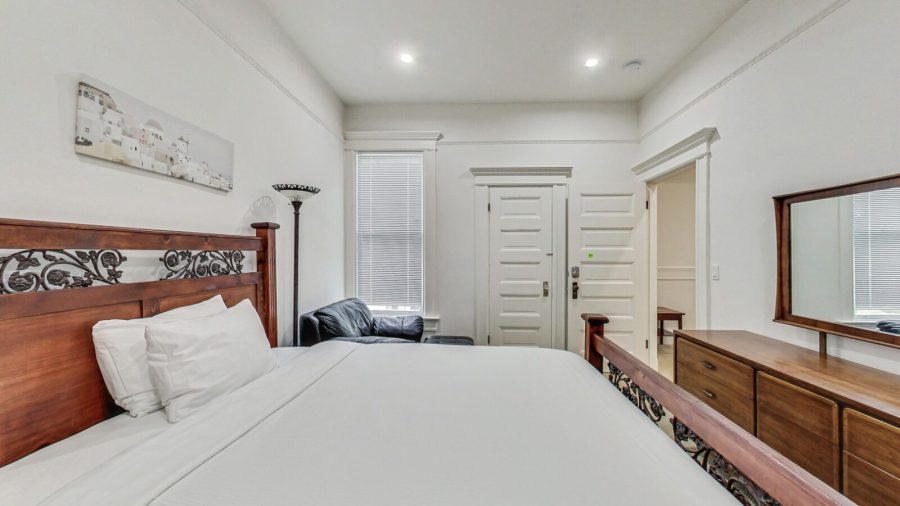 Spacious bedroom in the middle of the flat, very quiet.