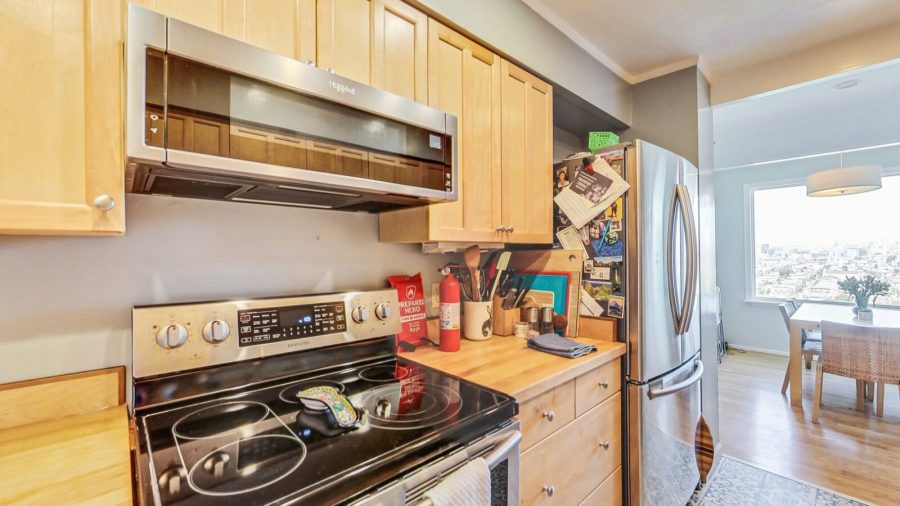 Kitchen has everything you need to prepare meals.
