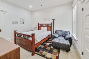 Spacious bedroom in the middle of the flat, very quiet.
