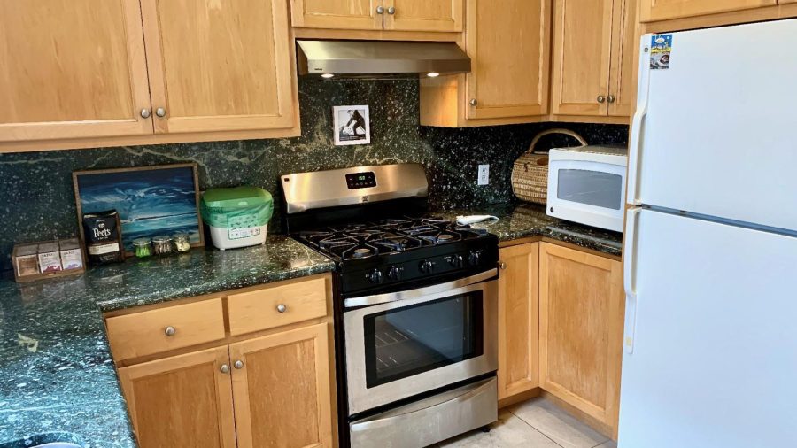 The well-equipped kitchen makes it easy to cook up a storm