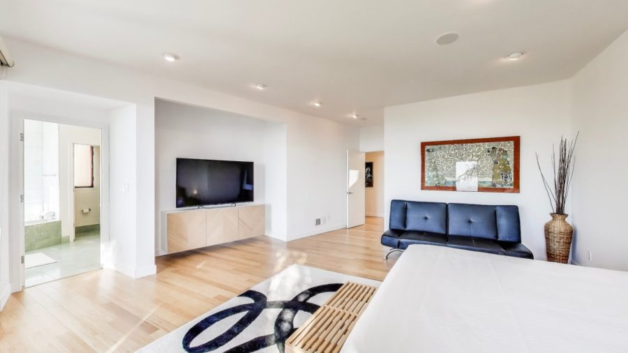 The master bedroom features a King size bed, Sofa, TV, en suite bathroom, large walk-in closet and private terrace with incredible views of the San Fransisco Bay