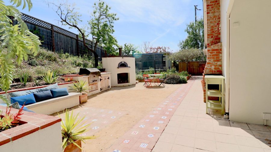 Outside lounge and BBQ area...