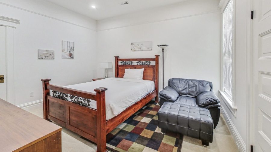 Spacious bedroom in the middle of the flat, very quiet.