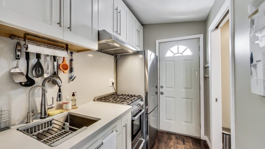 the 3rd bedroom is a separate cottage off the back with it's own bathroom and kitchenette