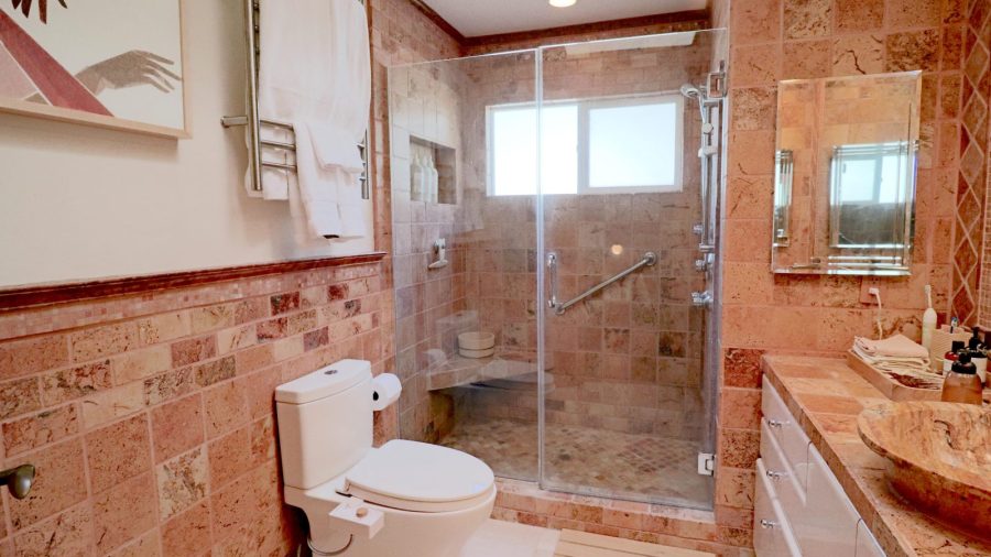 En suite Master bathroom...