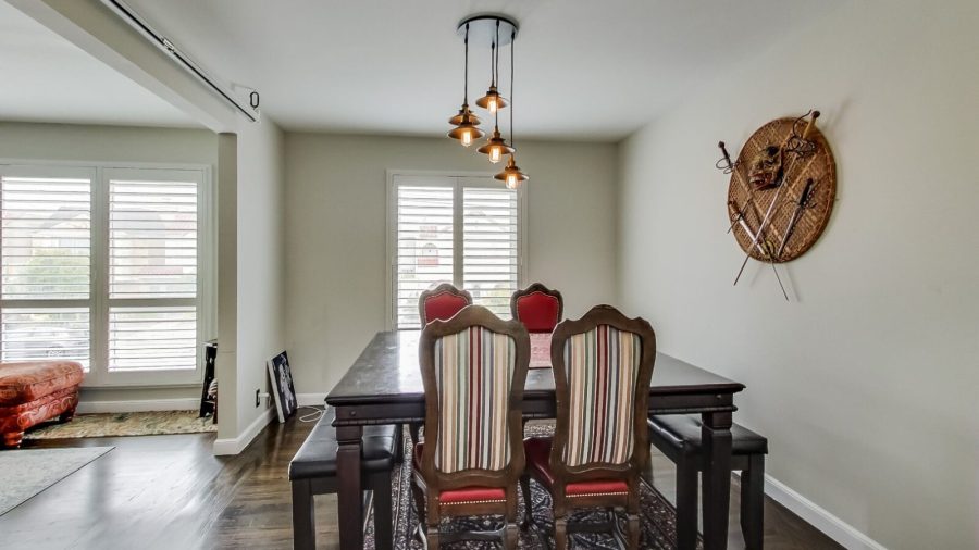 Full dining room...