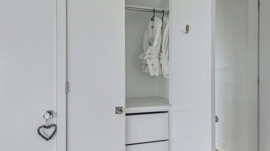 Main floor queen bedroom with en suite bath has plenty of closet space to store clothes.   Enjoy using our bathrobes during your stay.  Leave them behind when you head home. 
