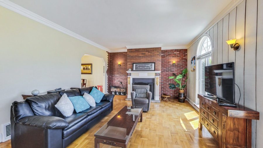 Spacious living room