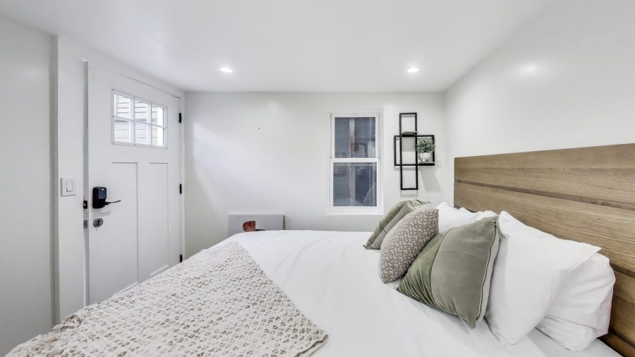Lower level Cozy 2nd  bedroom with full bed. Also has a door to the back yard.