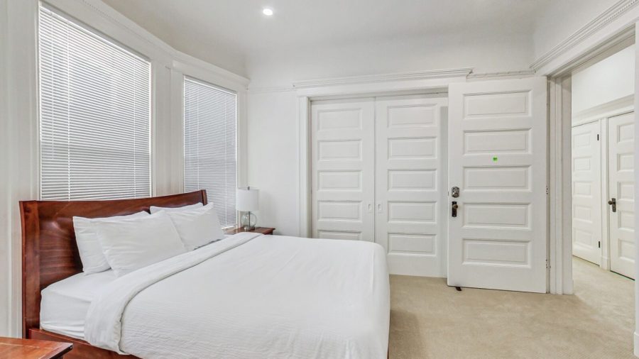 Spacious bedroom in the middle of the flat, very quiet.