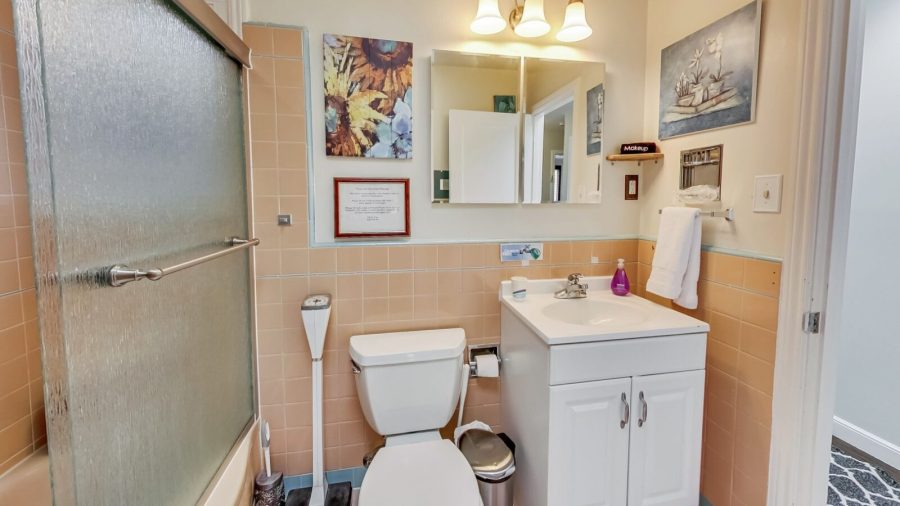 Master Suite "J" en suite bathroom.  You can simply keep the door to this bathroom from the hallway open to share the bathroom.