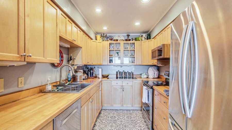 Kitchen has everything you need to prepare meals.