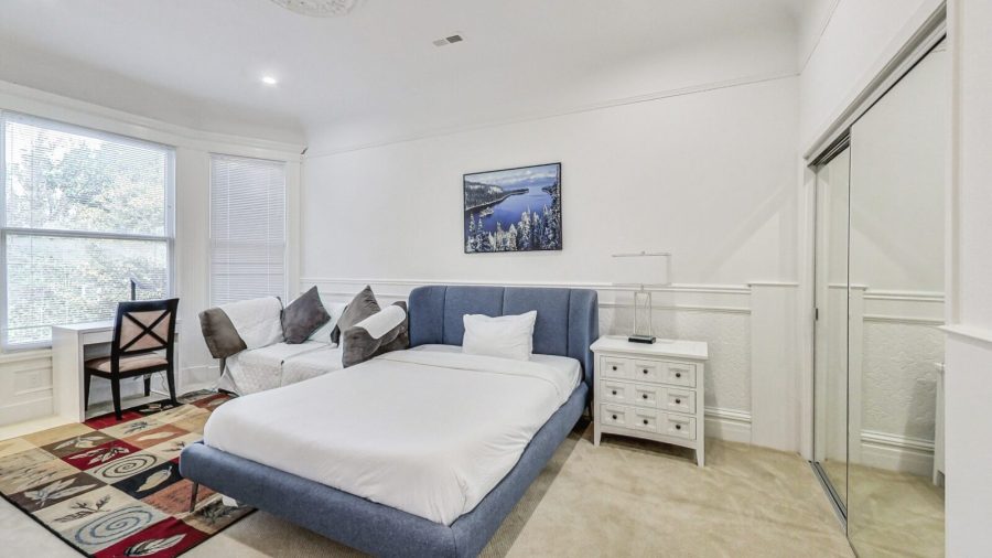 Spacious bedroom with Desk  in the back of the flat with a view of the garden..