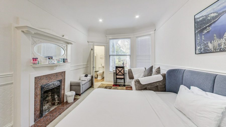 Spacious bedroom with Sofa  in the back of the flat with a view of the garden..