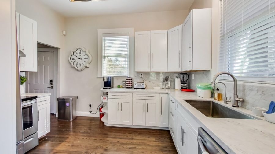Fully equipped kitchen with a Keurig.
We provide keurig pods and sweetener options.
