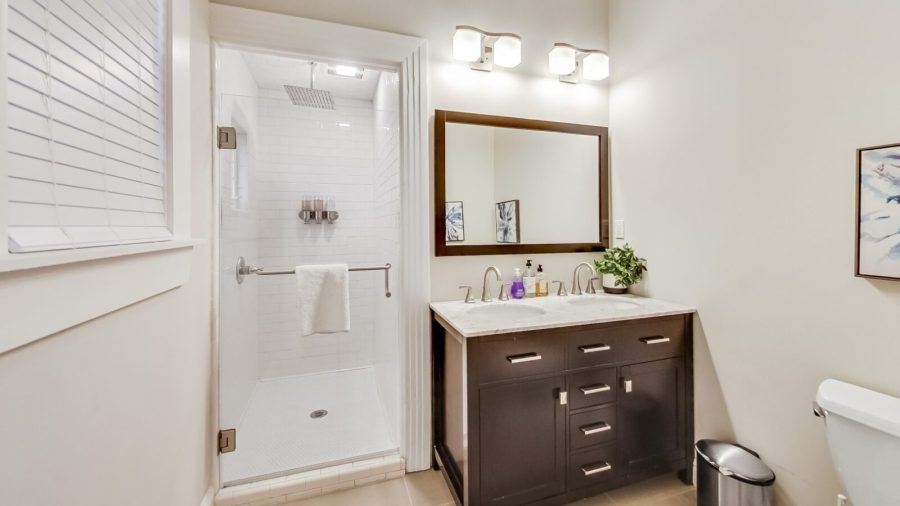 Main level bedroom en-suite bathroom. 