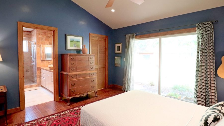 Master Bedroom with queen bed, en suite bathroom and direct access to the patio...