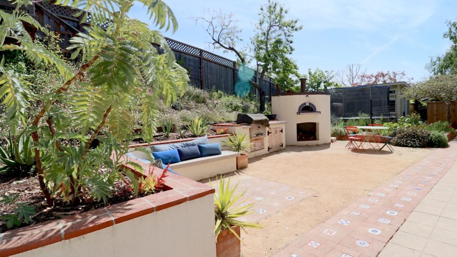 Outside lounge and BBQ area...