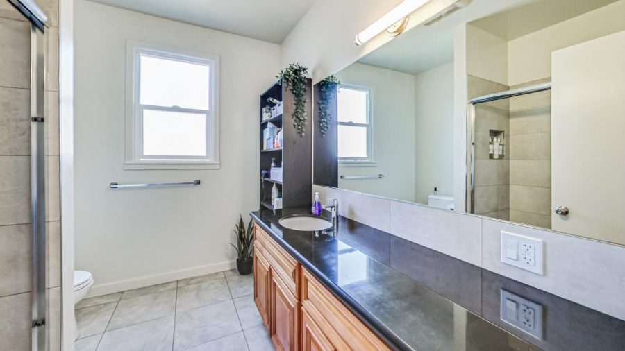 The main bathroom near the kitchen.