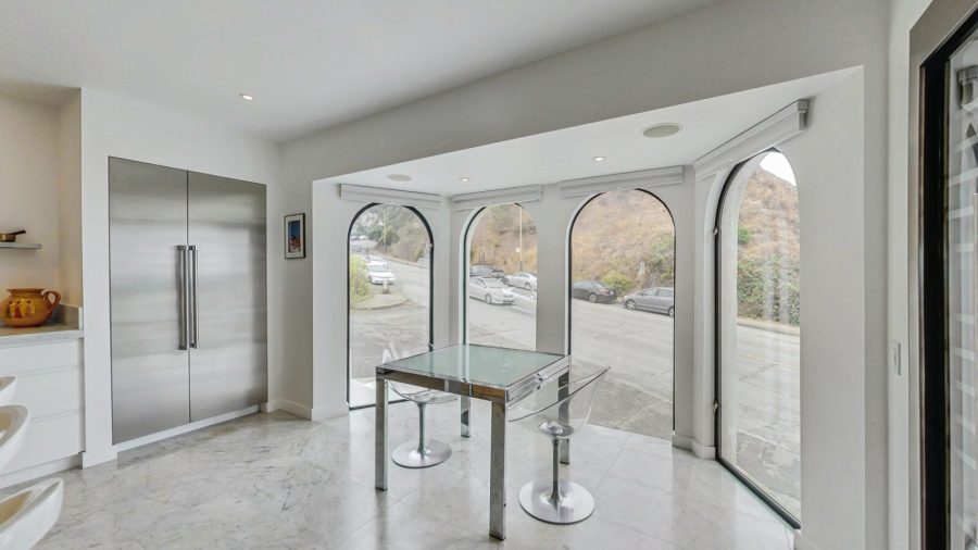 Breakfast nook with view onto Twin Peaks Blvd and Tank Hill