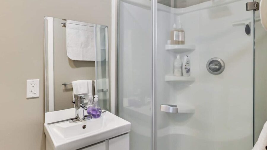 the 3rd bedroom is a separate cottage off the back with it's own bathroom and kitchenette
