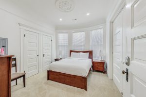 Spacious bedroom in the middle of the flat, very quiet.