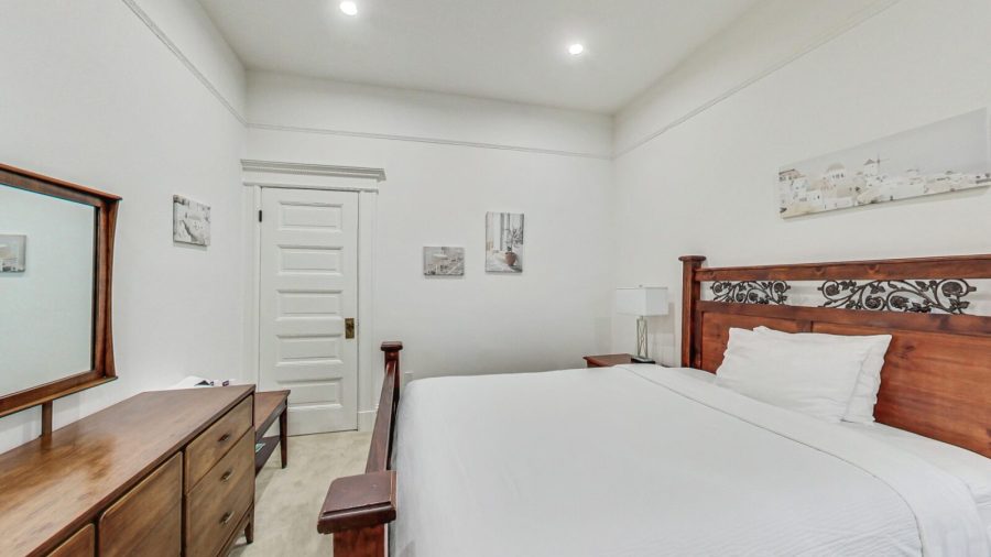 Spacious bedroom in the middle of the flat, very quiet.