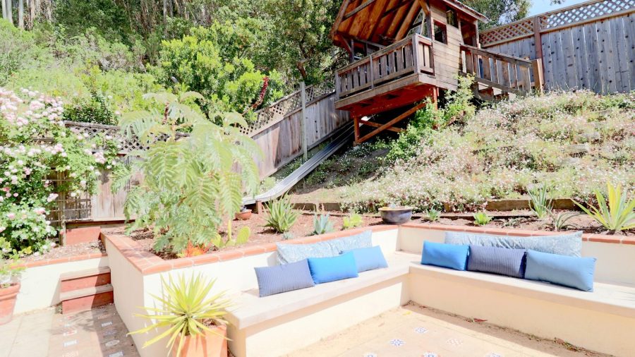 Outside lounge and BBQ area...