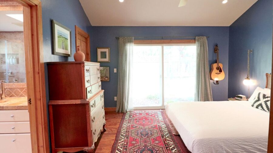 Master Bedroom with queen bed, en suite bathroom and direct access to the patio...