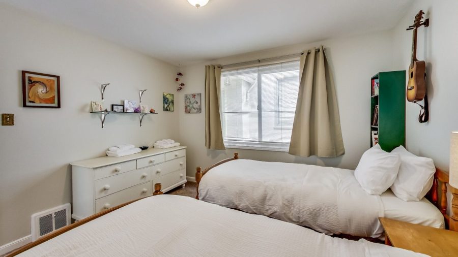 Room "S" with two twin beds...