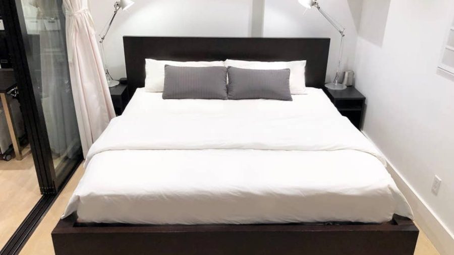 King bed with Tolomeo reading lamps