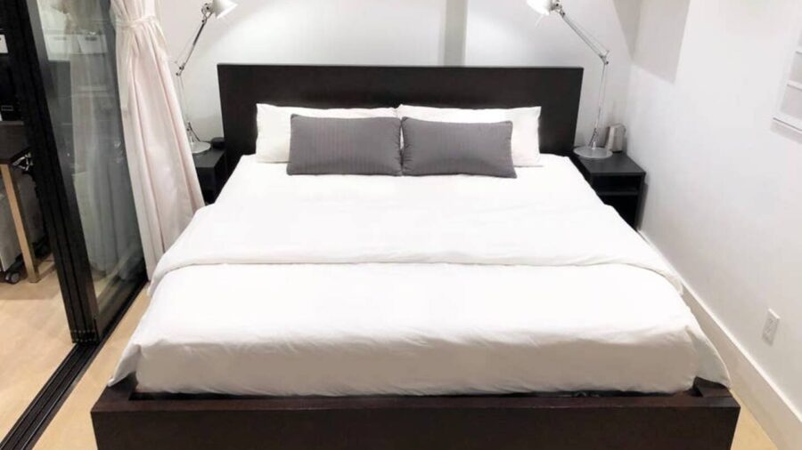 King bed with Tolomeo reading lamps