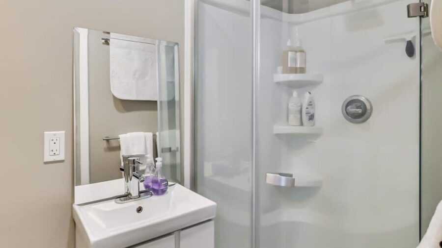 the 3rd bedroom is a separate cottage off the back with it's own bathroom and kitchenette