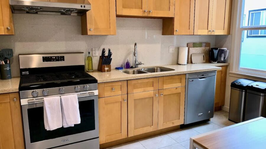 Full kitchen...